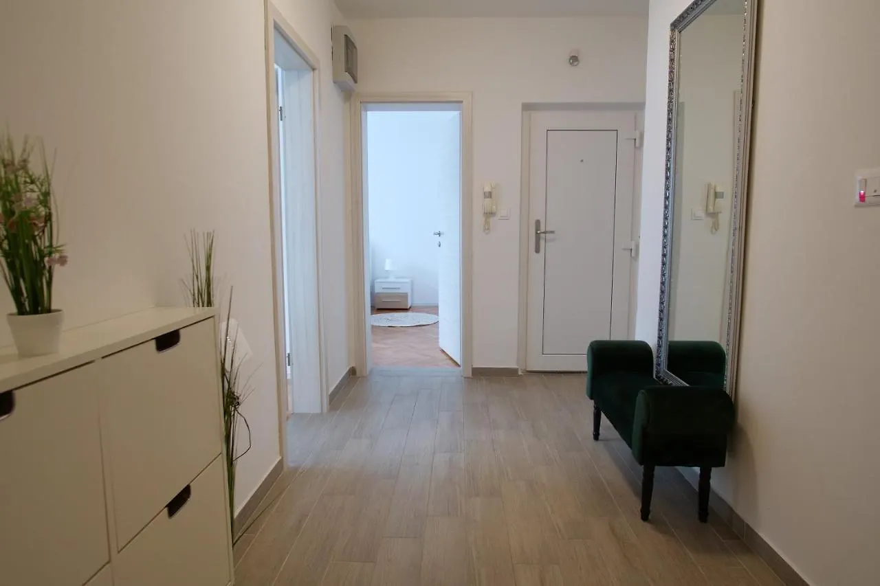 Arena Apartment With 3 Bedrooms In The City Center PUY
